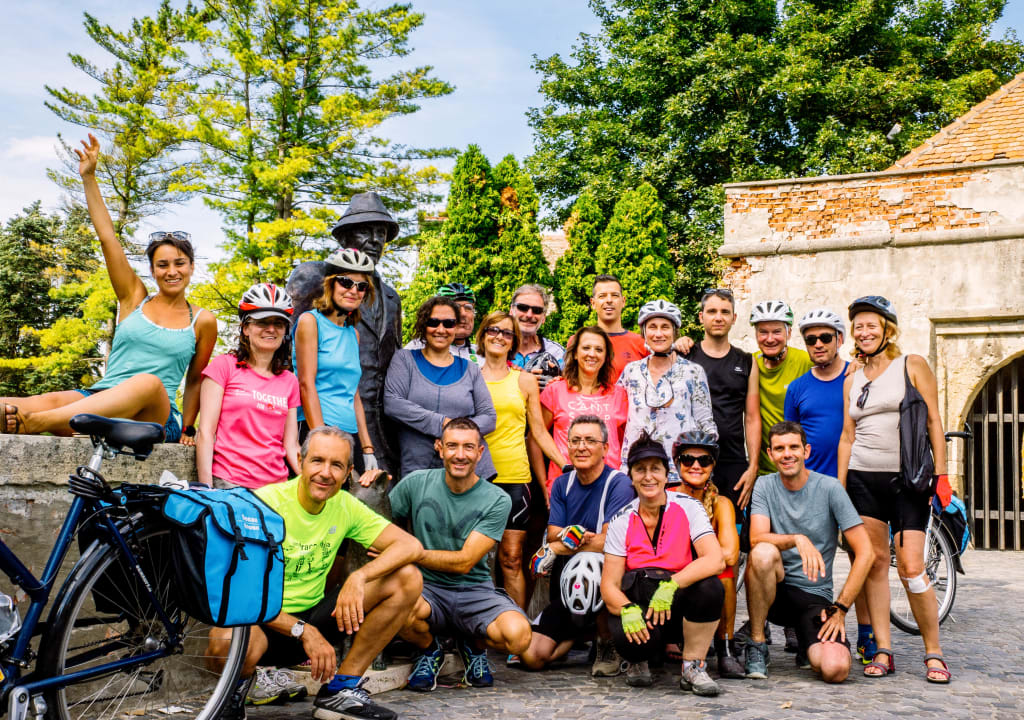 Gruppo di ciclisti in viaggio con "Girolibero" in posa per una foto lungo la ciclabile del Danubio, Austria